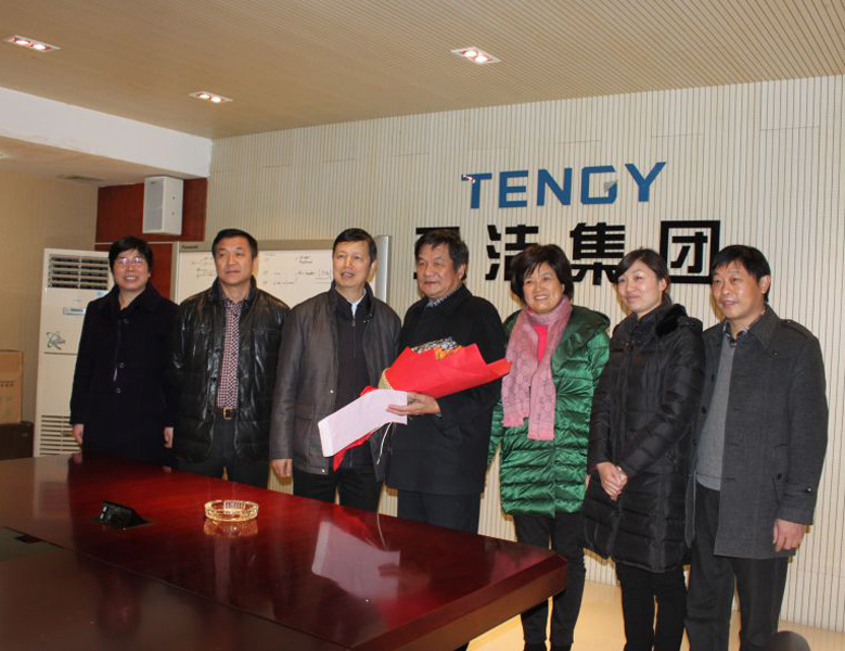 2014年1月，時任浙江省政協副主席湯黎路在天潔走訪慰問